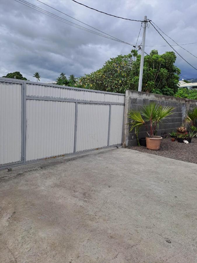 Laure Hebergement Loue Des Lits En Dortoir Faaa Exterior foto