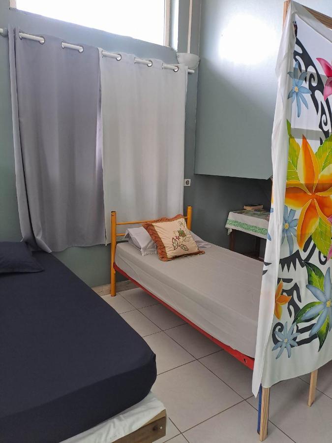 Laure Hebergement Loue Des Lits En Dortoir Faaa Exterior foto