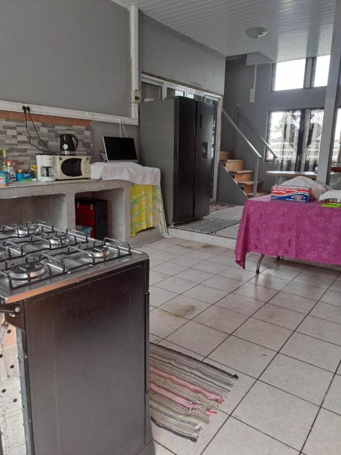 Laure Hebergement Loue Des Lits En Dortoir Faaa Exterior foto